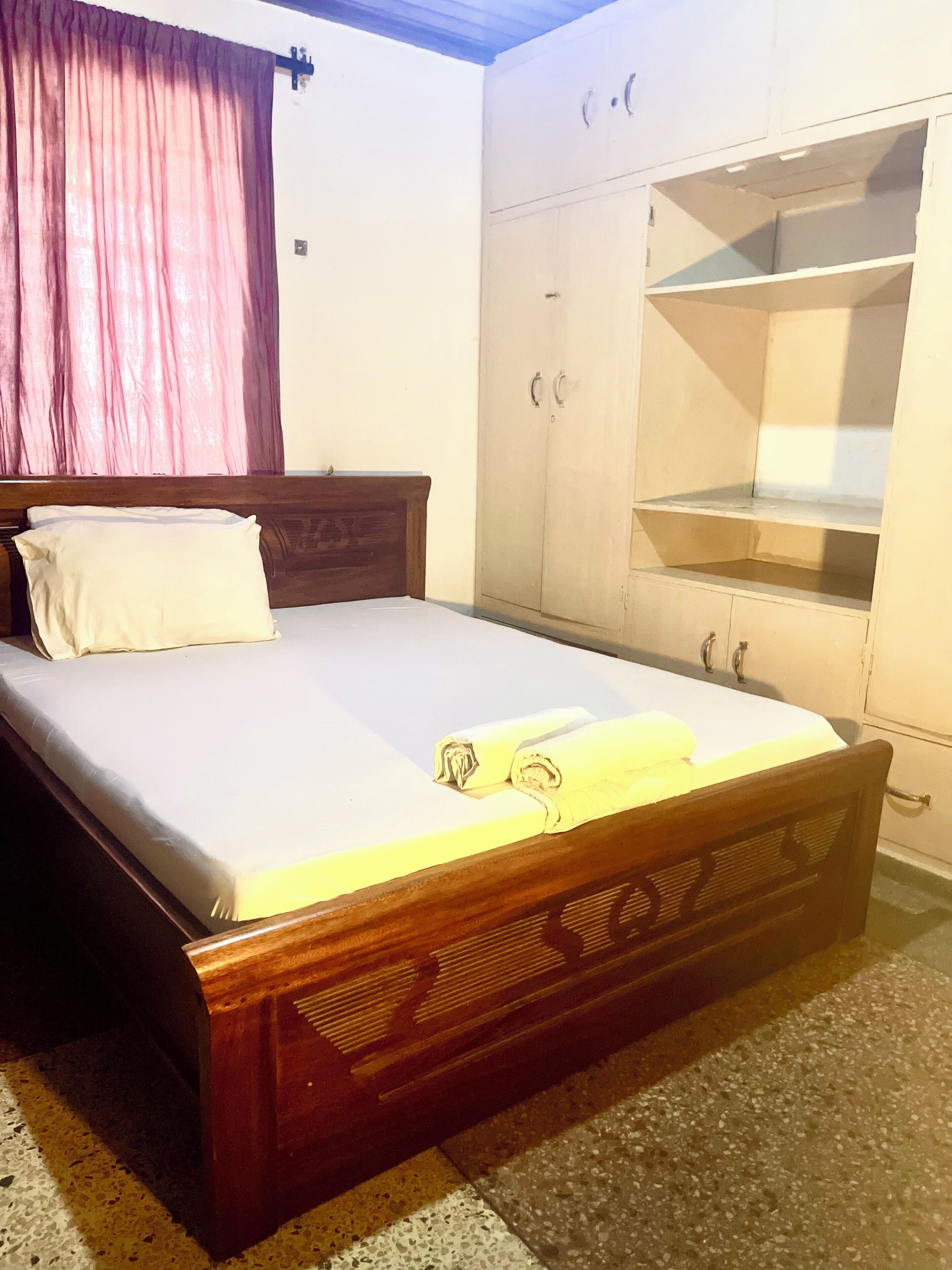 Einzelzimmer | Schreibtisch, Bügeleisen/Bügelbrett