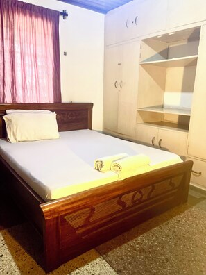 Einzelzimmer | Schreibtisch, Bügeleisen/Bügelbrett