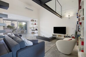 TV - Apartment 'Db Exclusive Home' with Private Terrace, Wi-Fi and Air Conditioning (Palermo)