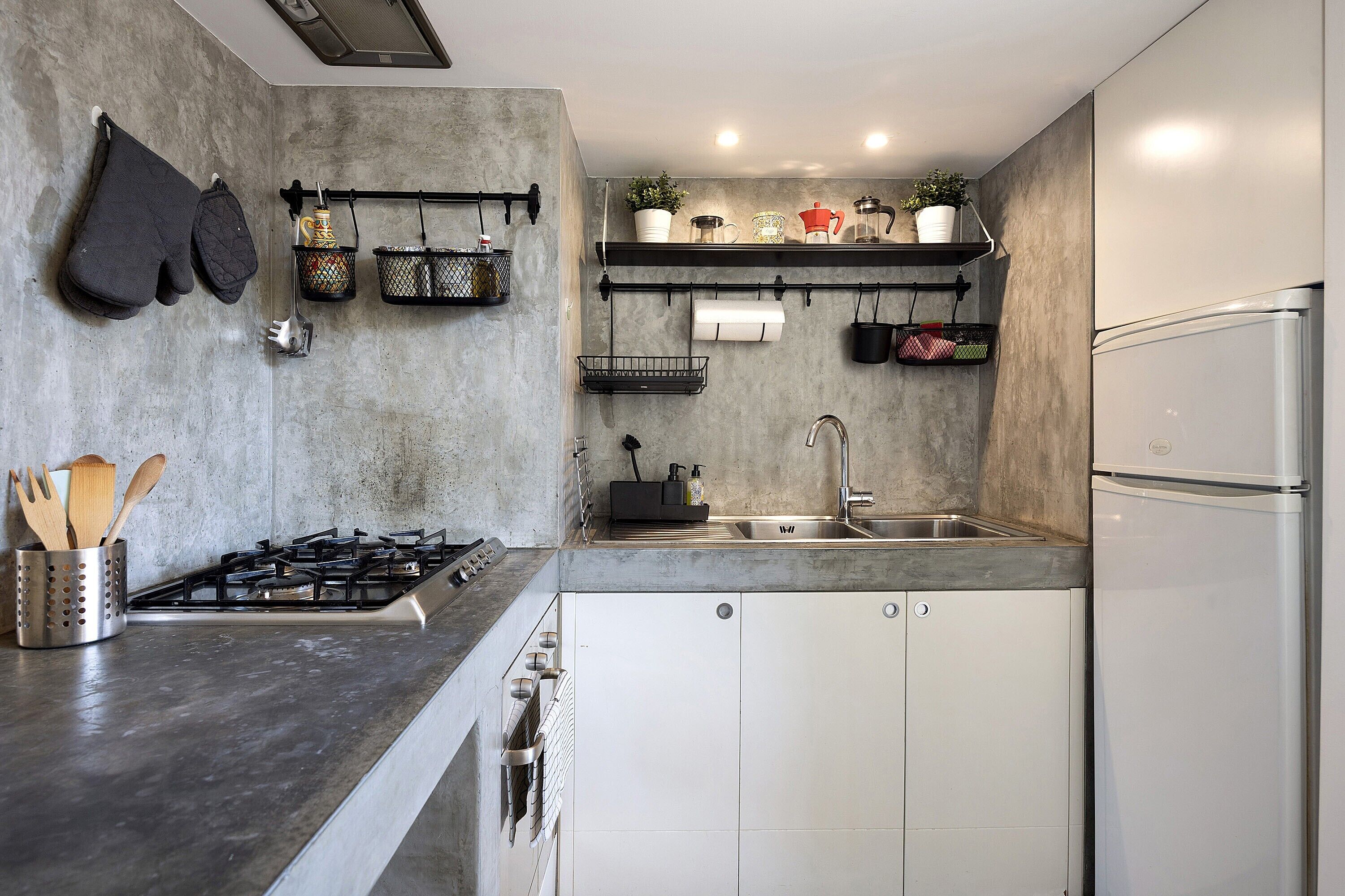 Fridge, oven, stovetop, coffee/tea maker