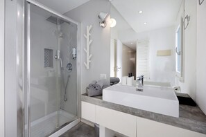 Shower, hair dryer, towels - Apartment 'Db Exclusive Home' with Private Terrace, Wi-Fi and Air Conditioning (Palermo)