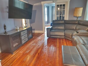 Smart TV, books - Waterford 2 family whole home with river views (Waterford)