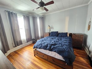 2 slaapkamers, een bureau, een strijkplank/strijkijzer, gratis wifi