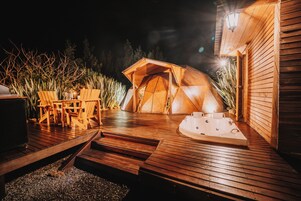 Habitación Deluxe, vistas a la colina | Restaurante al aire libre