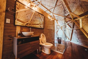 Deluxe-Zimmer, Bergblick | Badezimmer | Badewanne und Dusche (separat), Handtücher, Seife, Shampoo