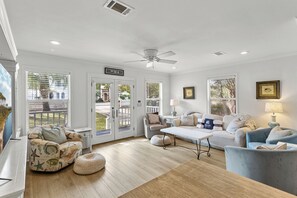 TV - Turquoise Turtle Cottage - Private Pool! Close to the Beach! (Blue Mountain Beach)