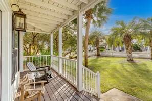 Terrace/patio - Turquoise Turtle Cottage - Private Pool! Close to the Beach! (Blue Mountain Beach)