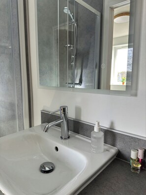 Bathroom - Garden House Rooms (Kirkwall)