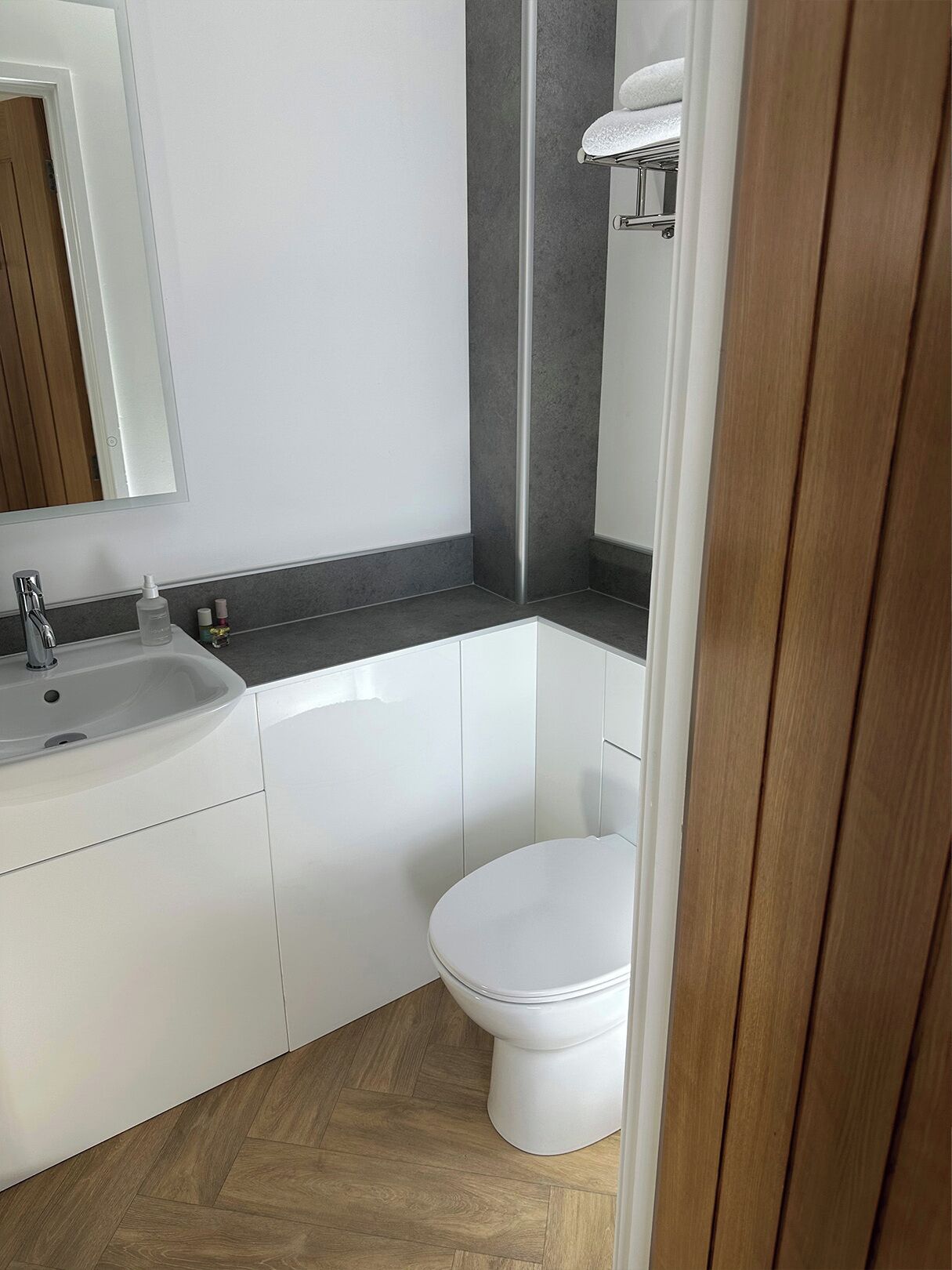 Chambre Double | Salle de bain | Douche, sèche-cheveux, serviettes fournies, savon