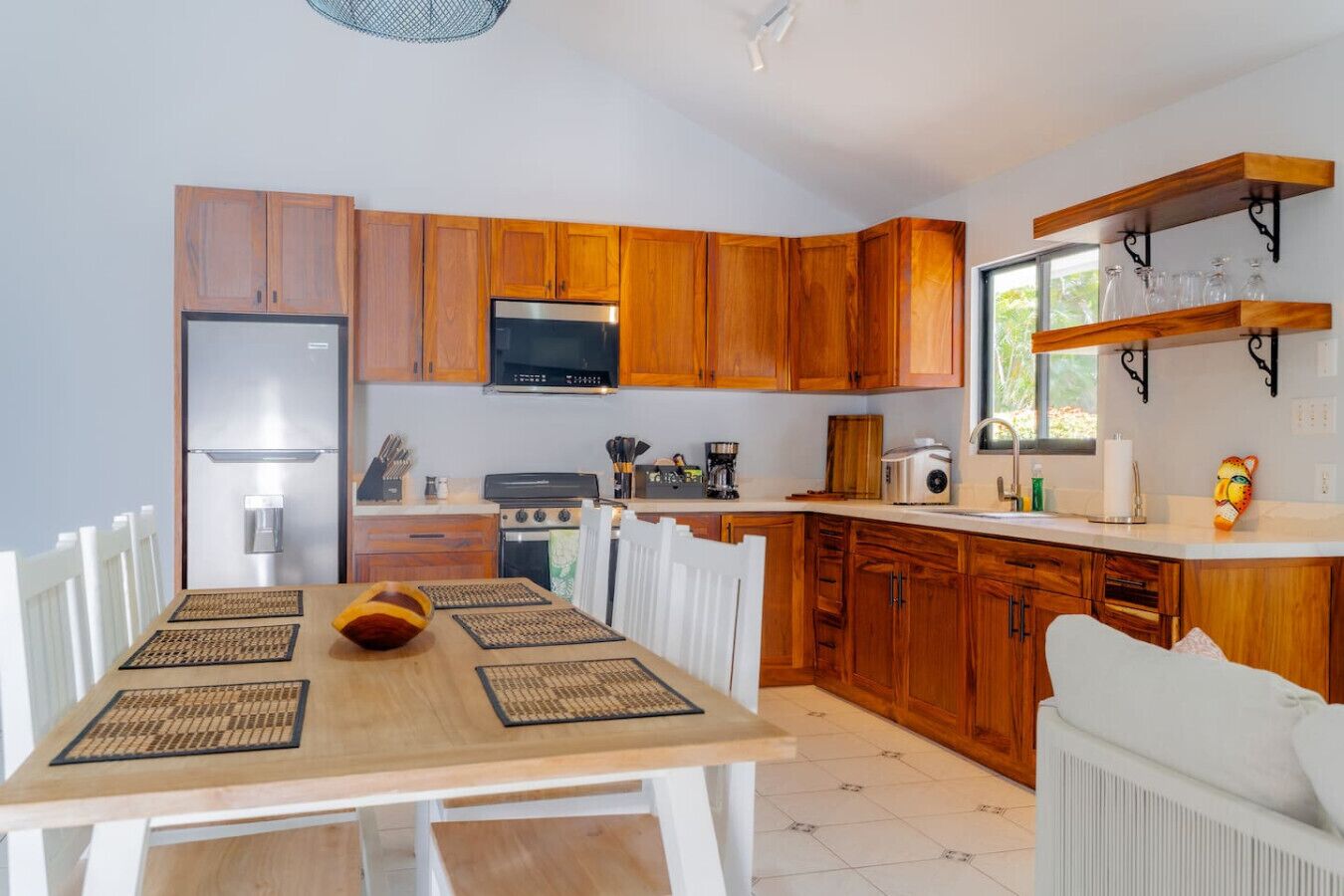 Een koelkast, een magnetron, een koffiezetapparaat/waterkoker