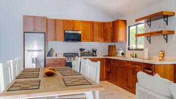 Een koelkast, een magnetron, een koffiezetapparaat/waterkoker