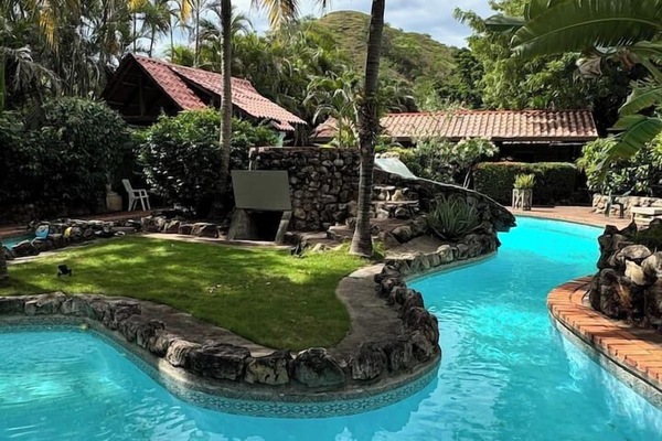 Large pool with slide and jacuzzi (non-heated), perfect for relaxing and fun in the sun