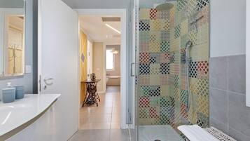 Dusche, Haartrockner, Handtücher