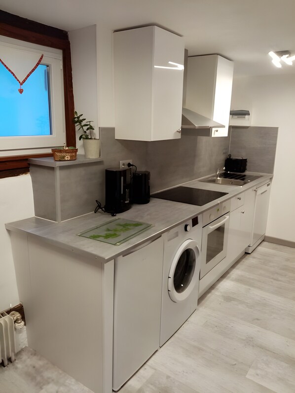 Kühlschrank, Mikrowelle, Ofen, Herdplatte