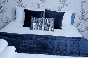 3 slaapkamers, een strijkplank/strijkijzer, internet, beddengoed