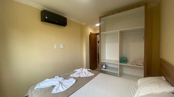 A hotel room with a single bed, a wardrobe, and a wall-mounted air conditioner. - Solar do Porto 304 por La Playa Stays (Ipojuca)