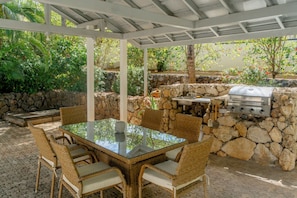 Outdoor dining - 2BR, 2BA Family Home / 2 Min Drive to Coco Beach & Town / Grill & Shared Pool (Coco)