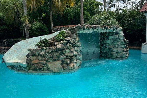 Piscina y jacuzzi – Piscina amplia con jacuzzi no climatizado, perfecta para relajarse.