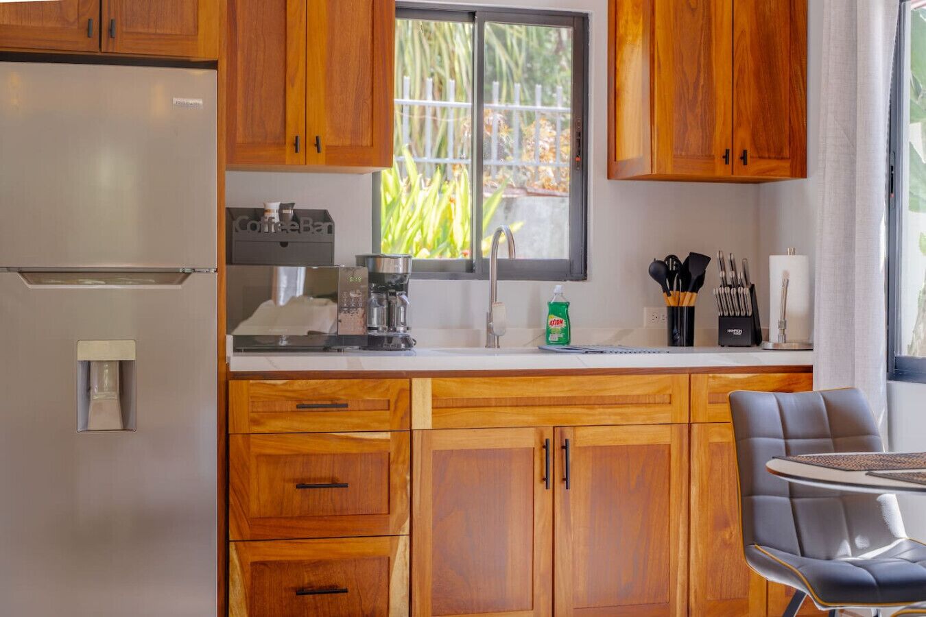 Fridge, microwave, oven, coffee/tea maker