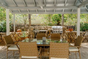 Outdoor dining - Jungle Studio / Shared Pool / 2 Min drive to Beach & Downtown Coco (Coco)