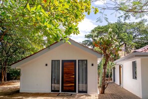 Exterior - Jungle Studio / Shared Pool / 2 Min drive to Beach & Downtown Coco (Coco)