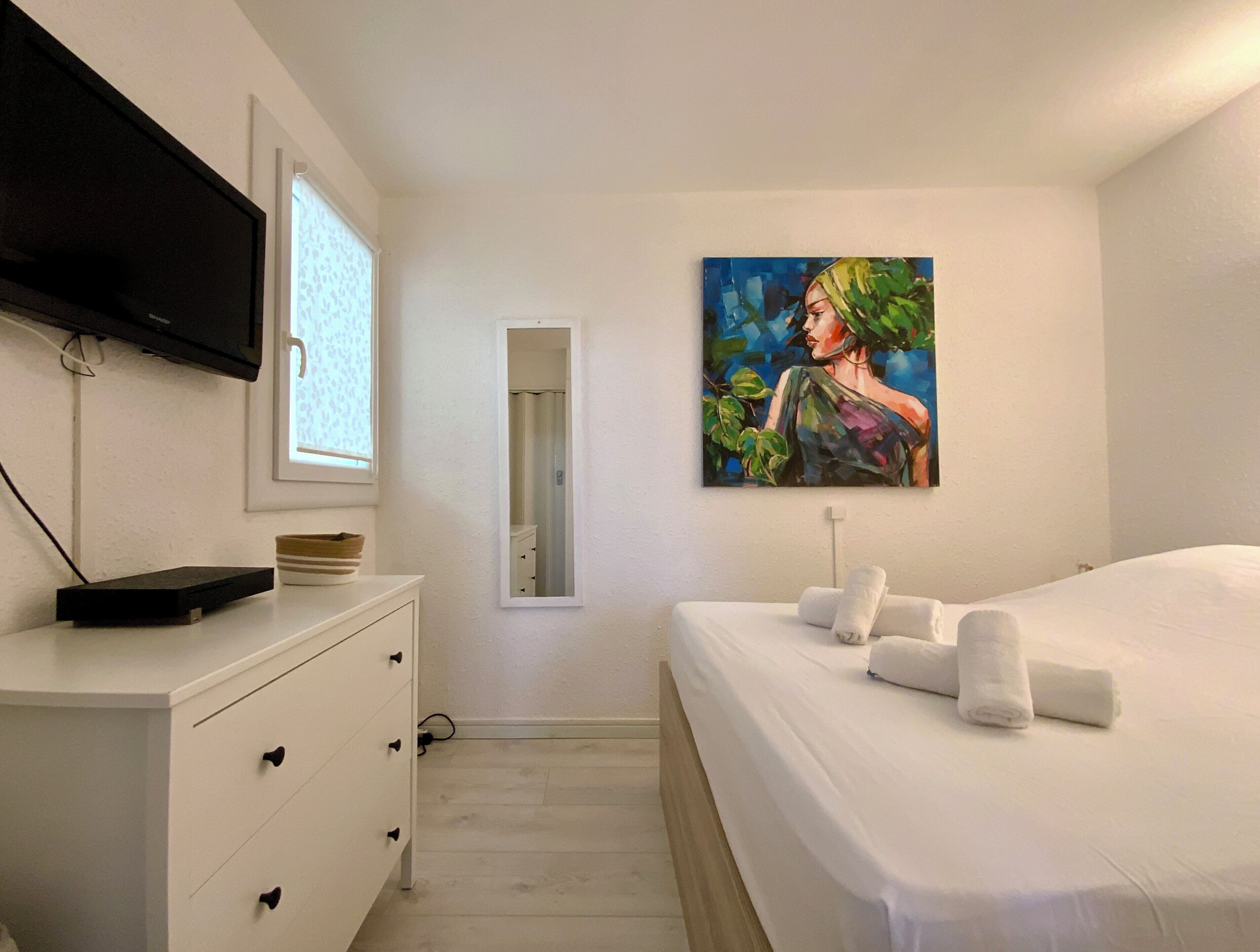 Tabla de planchar con plancha, wifi y ropa de cama 