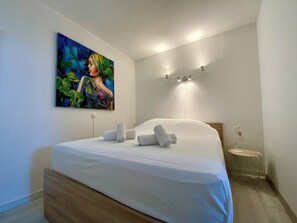 Tabla de planchar con plancha, wifi y ropa de cama 