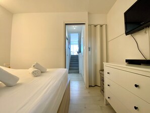 Tabla de planchar con plancha, wifi y ropa de cama 