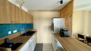 Een koelkast, een microgolfoven, een oven, een vaatwasser