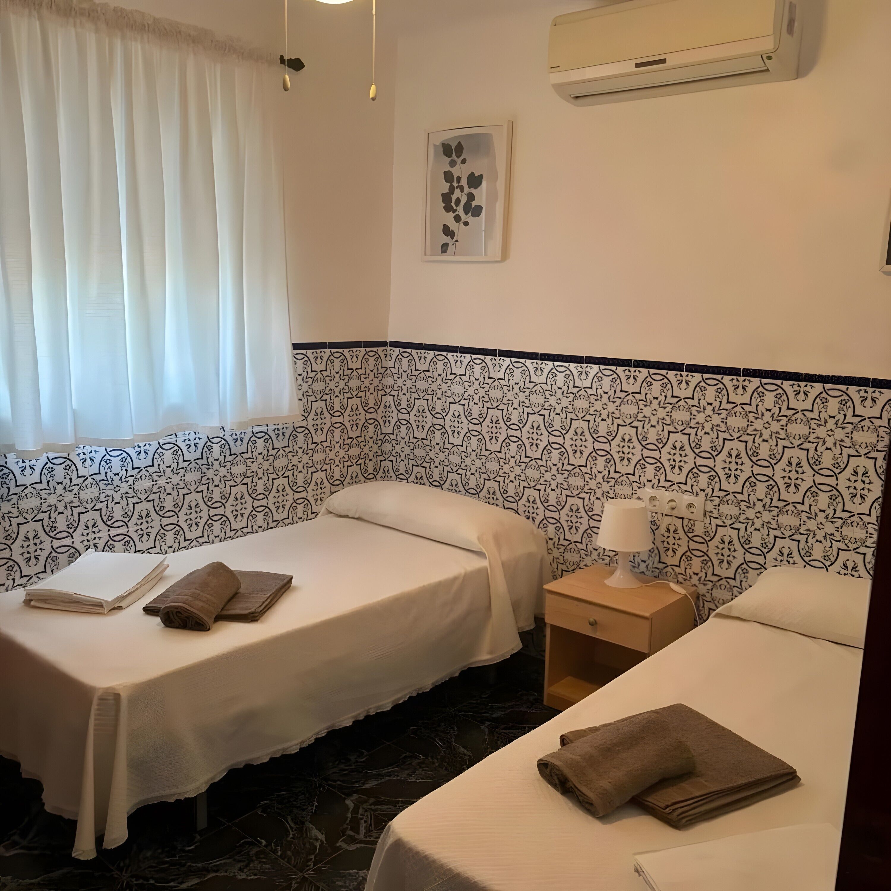 Een strijkplank/strijkijzer, wifi, beddengoed