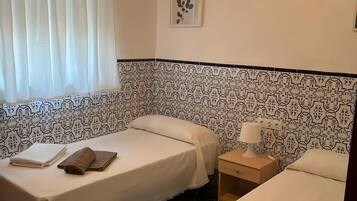 Een strijkplank/strijkijzer, wifi, beddengoed