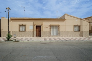 Exterior - Holiday Home 'El Llano' with Mountain View, Wi-Fi and Air Conditioning (Navahermosa)