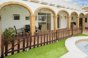Outdoor dining - Holiday Home 'El Llano' with Mountain View, Wi-Fi and Air Conditioning (Navahermosa)