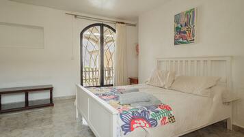 7 habitaciones, tabla de planchar con plancha, wifi y ropa de cama