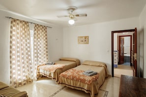 7 bedrooms, iron/ironing board, WiFi, bed sheets - Holiday Home 'El Llano' with Mountain View, Wi-Fi and Air Conditioning (Navahermosa)