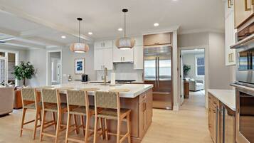 冰箱、微波炉、烤箱、炉灶