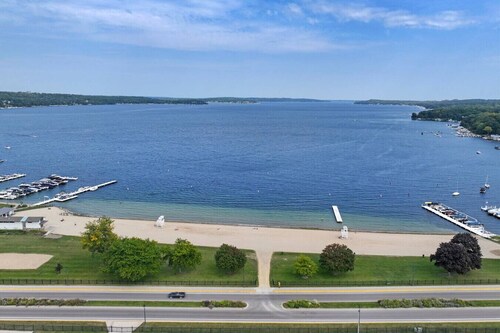New 1st Story Luxe Condo in Fontana-on-Geneva Lake