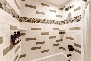 Hair dryer, towels - Cozy Bay Geneva Lake Cottage-beach/restaurants+ (Williams Bay)