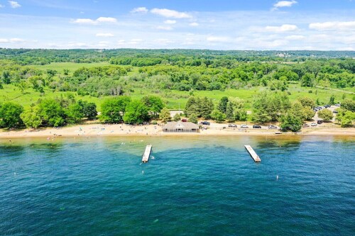 Cozy Bay Getaway - Walk to Beach, Restaurants