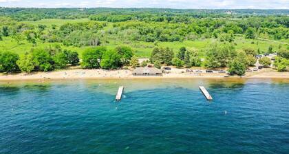 Cozy Bay Getaway - Walk to Beach, Restaurants