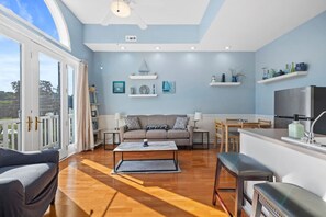 Televisión, chimenea, libros, impresora