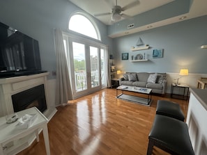 TV, fireplace, books, printers - `Lakeloft` Adoring Flat (Lake Geneva)
