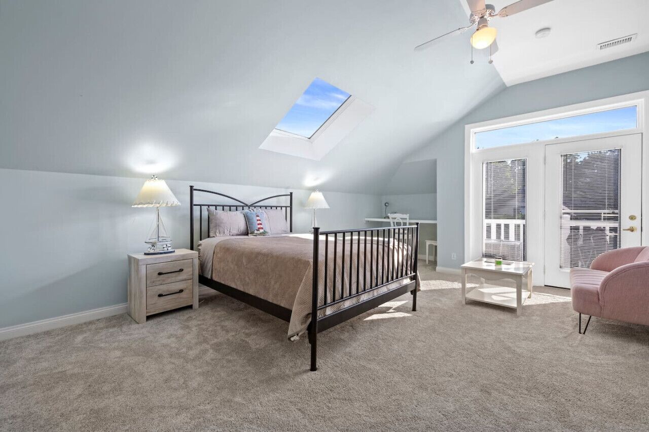 Desk, iron/ironing board, WiFi, bed sheets