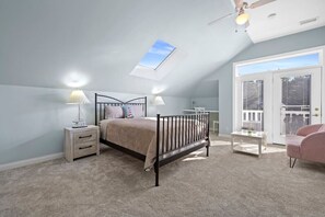 Escritorio, tabla de planchar con plancha, wifi y ropa de cama