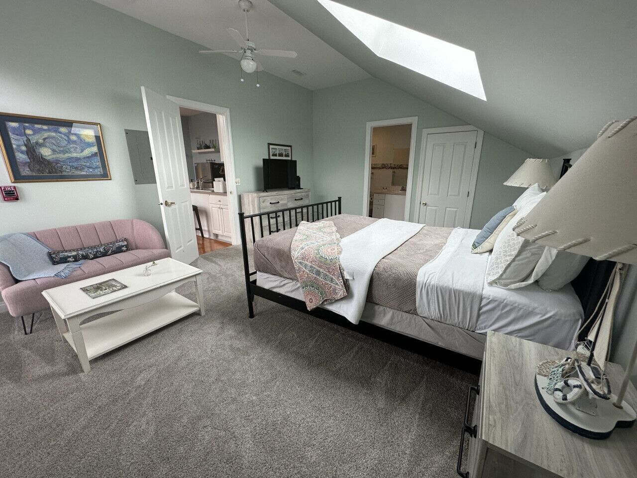 Desk, iron/ironing board, WiFi, bed sheets