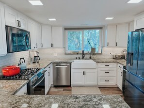 Kylskåp, mikrovågsugn, ugn och spishäll