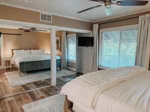 4 sovrum, värdeförvaringsskåp på rummet och skrivbord