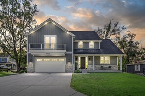 Exterior - New Luxe Lake Home - Entertainment Rms - Lake view (Lake Geneva)