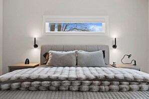 4 bedrooms, desk, iron/ironing board, travel cot - New Luxe Lake Home - Entertainment Rms - Lake view (Lake Geneva)