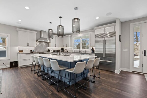 Fridge, microwave, oven, stovetop - New Luxe Lake Home - Entertainment Rms - Lake view (Lake Geneva)